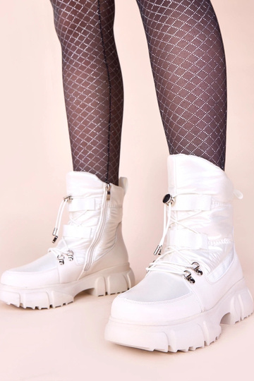 Botas brancas nevadas com...