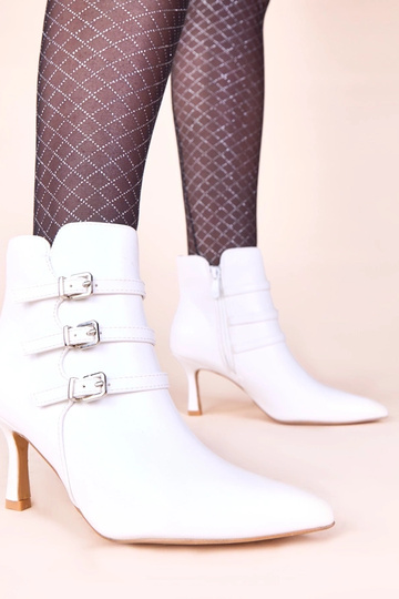 Botas de salto altos brancos com fivelas decorativas Suria 2