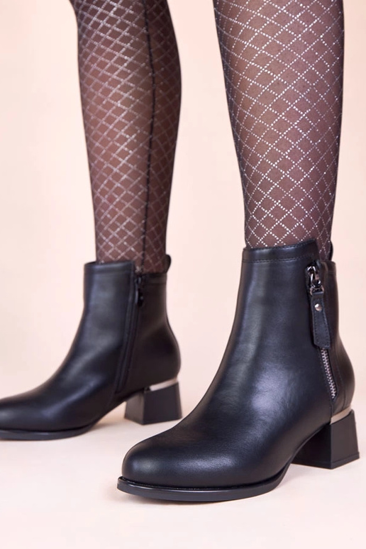 Botas robustas pretas com inserção...