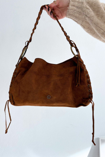 Bolsa de camurça sintética com detalhes decorativos na cor marrom Janelis