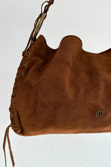 Bolsa de camurça sintética com detalhes decorativos na cor marrom Janelis 2