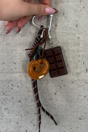 Chaveiro ou bolsa de chocolate em forma de pretzel com corações Jorine