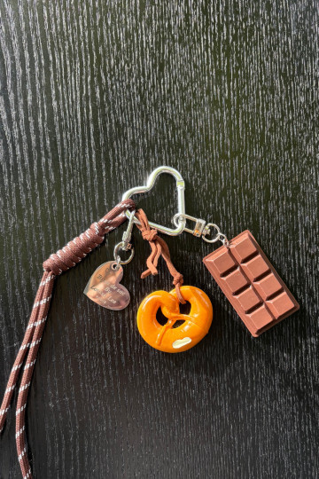 Chaveiro ou bolsa de chocolate em forma de pretzel com corações Jorine 2