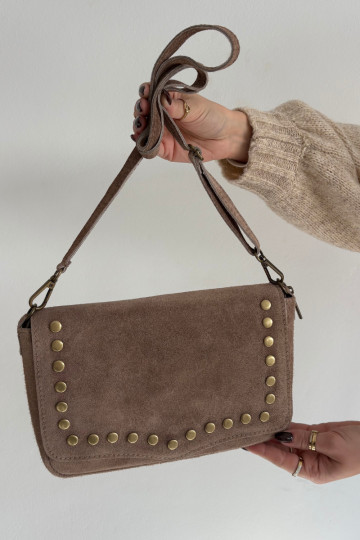 Bolsa de camurça de couro com rebites, na cor marfim Rhenna