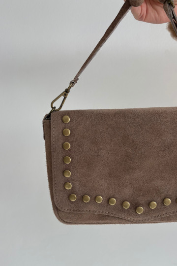 Bolsa de camurça de couro com rebites, na cor marfim Rhenna 2