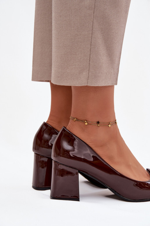 com efeito verniz Sapato com salto com enfeites CzekoladoParae Isoline