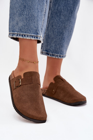 Chinelos Tamancos Feminino i com uma plataforma com fivelas cor marrom Selio 2