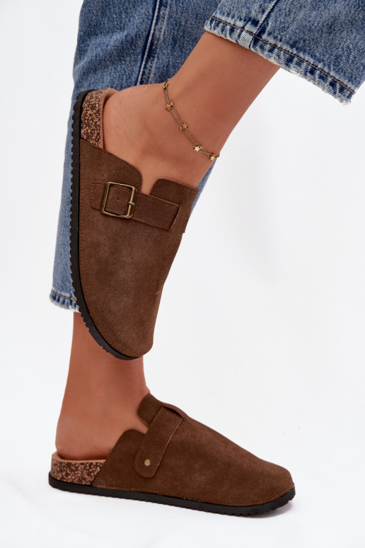 Chinelos Tamancos Feminino i com uma plataforma com fivelas cor marrom Selio