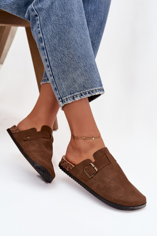 Chinelos Tamancos Feminino i com uma plataforma com fivelas cor marrom Selio