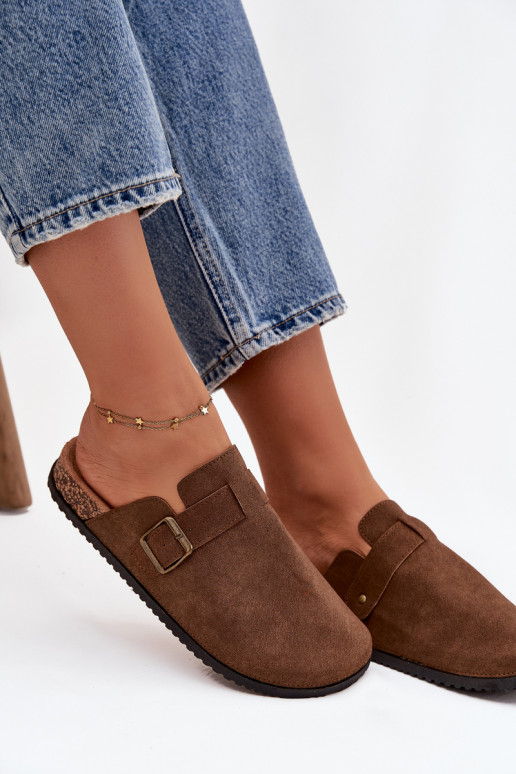 Chinelos Tamancos Feminino i com uma plataforma com fivelas cor marrom Selio