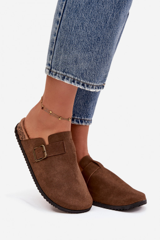 Chinelos Tamancos Feminino i com uma plataforma com fivelas cor marrom Selio