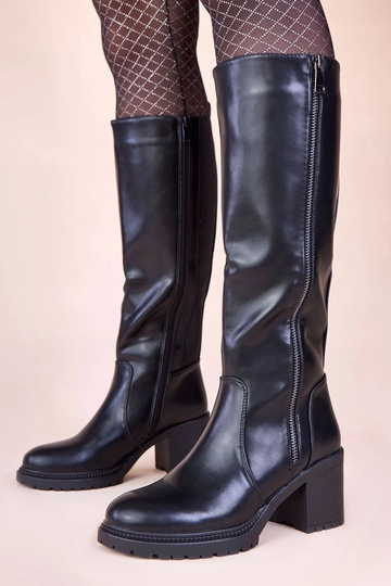 Botas de cano curto pretas com salto e elástico Akia