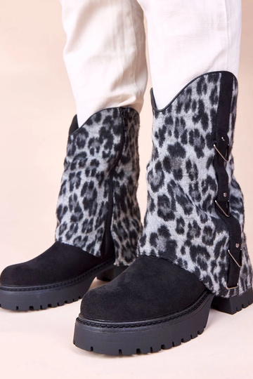 Botas de cano curto pretas com estampa de tigre Kaylia