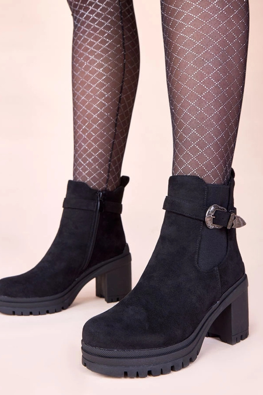 Botas de cano curto pretas com fivela...