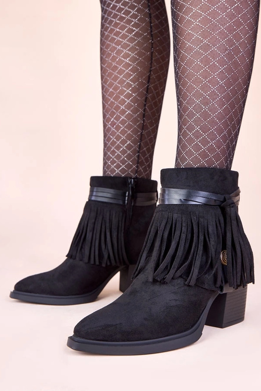 Botas de cano curto pretas enfeitadas...