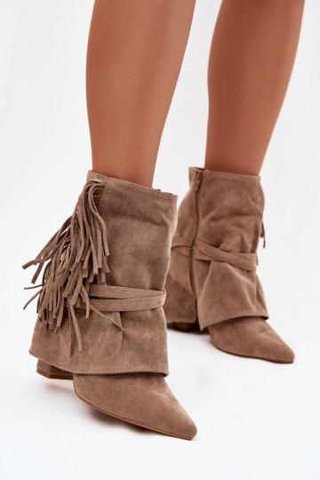 Botas de cano curto femininas na cor areia com franjas e fivelas douradas Evelisse 2