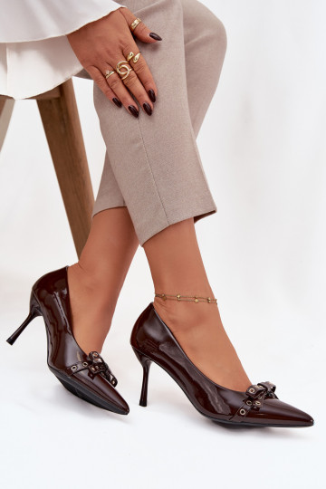 Sapatos de salto alto com efeito de verniz e laços na cor chocolate Janisse