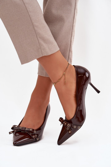 Sapatos de salto alto com efeito de verniz e laços na cor chocolate Janisse 2