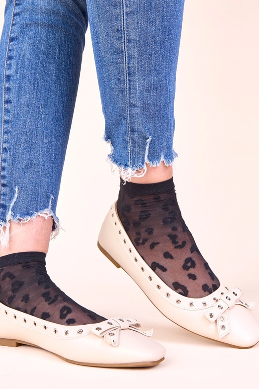 Sapatilhas cor areia com detalhes...