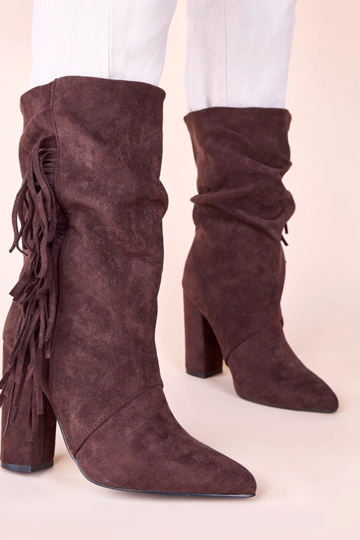 Botinhas marrons com salto bloco e...