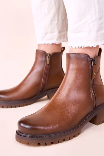 Botinhas marrons com salto fino e zíper decorativo Terina