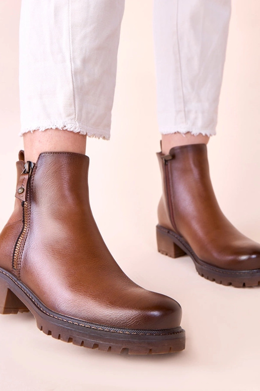 Botinhas marrons com salto fino e...