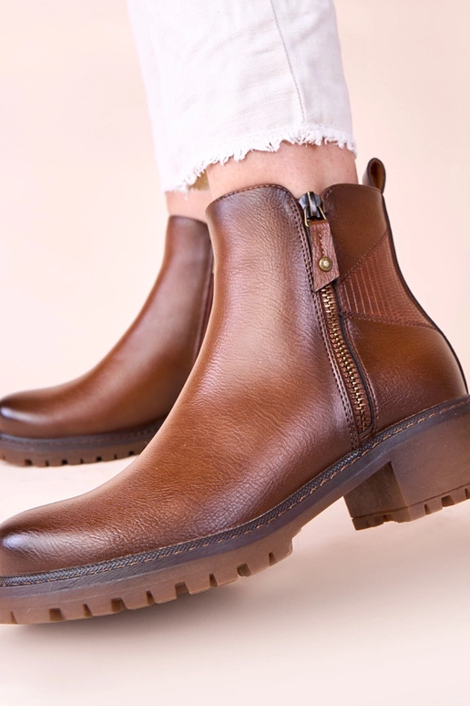 Botinhas marrons com salto fino e...