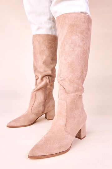 Botas de cano longo em camurça sintética na cor areia com salto Shane