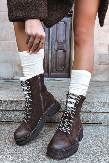 Botas femininas de cano curto em couro sintético na cor chocolate "Bellora"