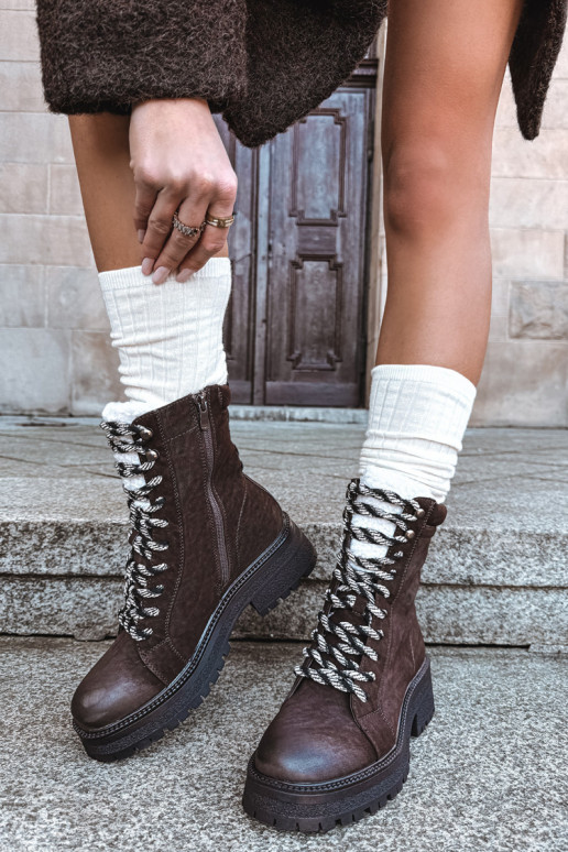 Botas femininas de cano curto em couro sintético na cor chocolate "Bellora"