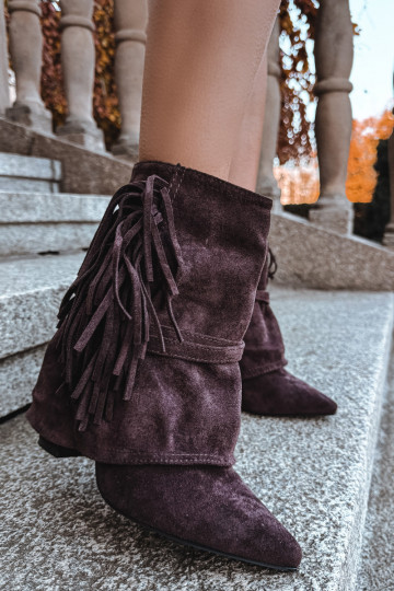 Botas de cano curto femininas na cor chocolate com franjas e fivelas douradas Evelisse