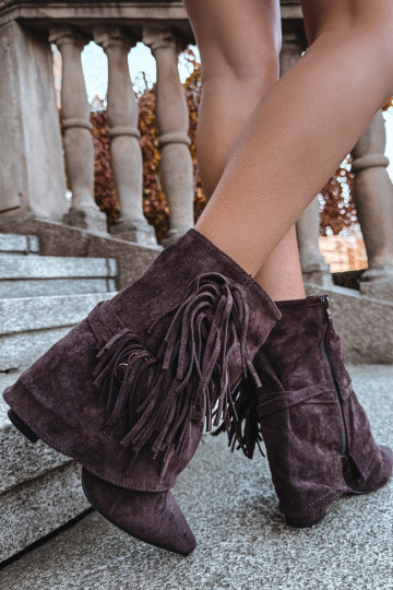 Botas de cano curto femininas na cor chocolate com franjas e fivelas douradas Evelisse 2