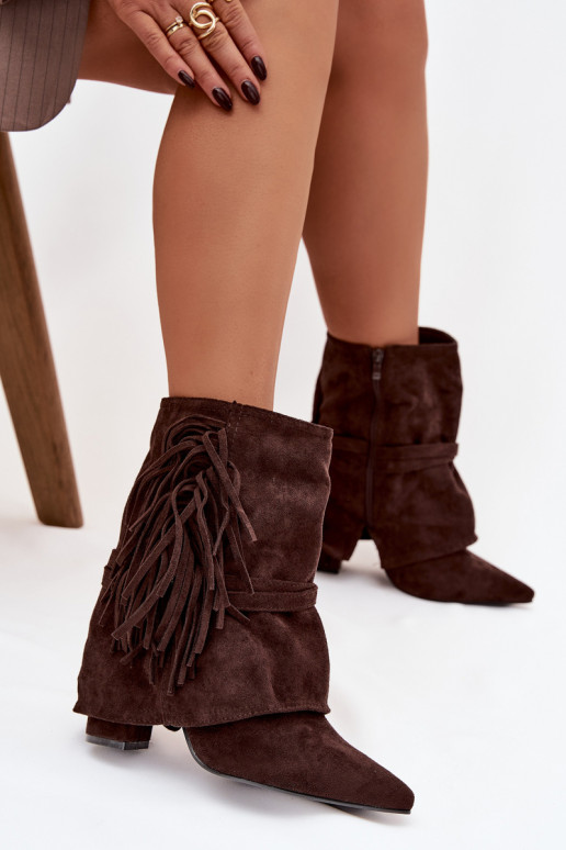 Botas de cano curto femininas na cor chocolate com franjas e fivelas douradas Evelisse