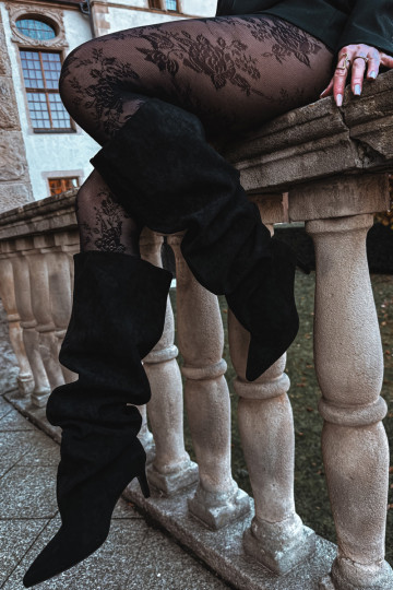 Bota feminina de cano longo com saltos finos slip-on na cor preta Taivilla