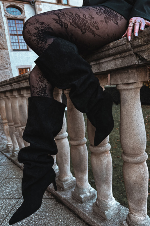 Bota feminina de cano longo com saltos finos slip-on na cor preta Taivilla