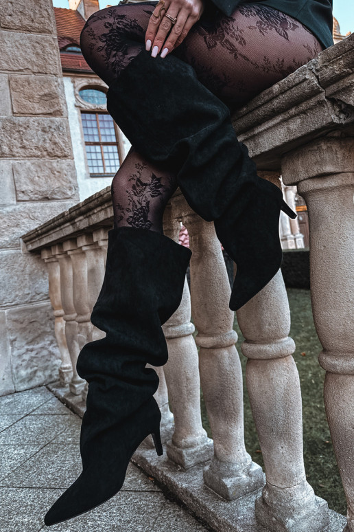 Bota feminina de cano longo com saltos finos slip-on na cor preta Taivilla