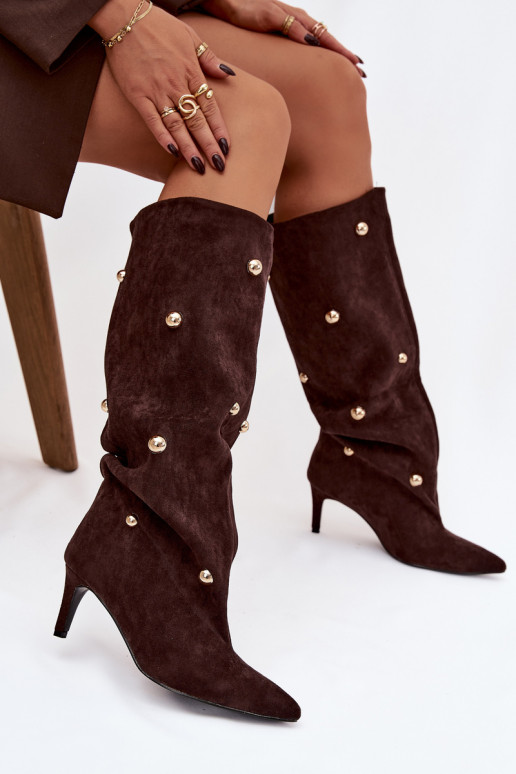 Botas longas femininas marrons de salto fino com detalhes dourados Thaliane