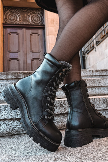 Botas femininas de cano curto em couro sintético na cor preta "Bellora" 2