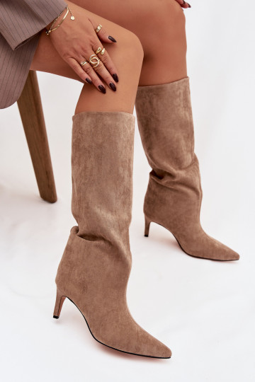Bota feminina de cano longo slip-on forrada com saltos finos na cor areia Olivienne