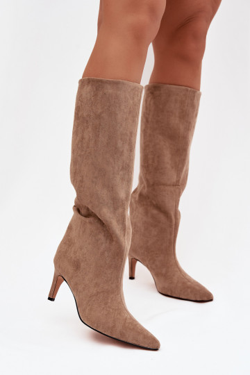 Bota feminina de cano longo slip-on forrada com saltos finos na cor areia Olivienne 2