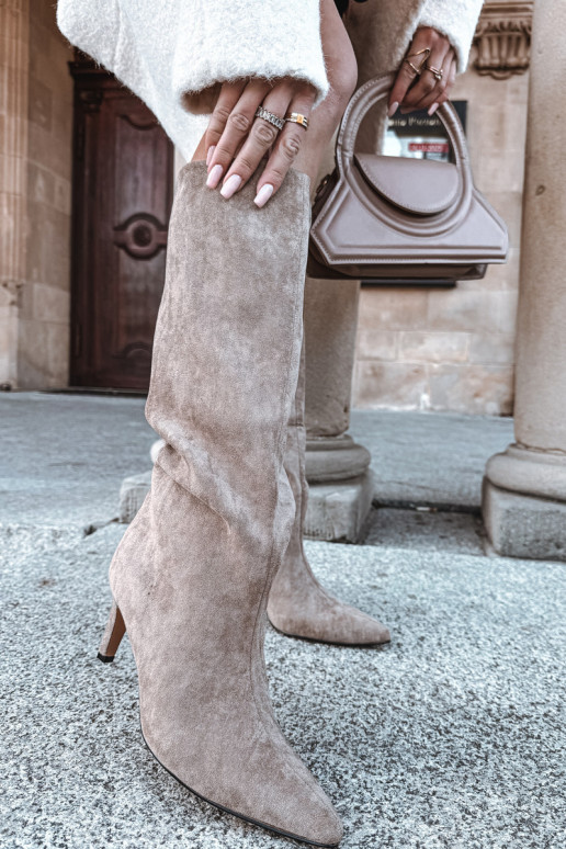 Bota feminina de cano longo slip-on forrada com saltos finos na cor areia Olivienne