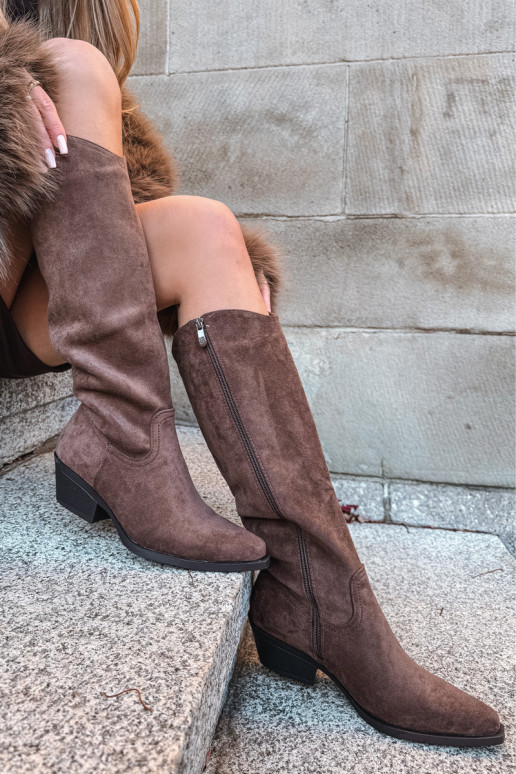 Bota feminina de cano longo estilo cowboy com saltos de camurça sintética na cor marrom Esmira