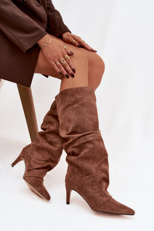 Botas longas enrugadas e aquecidas bege com saltos finos de camurça sintética Tai turivella