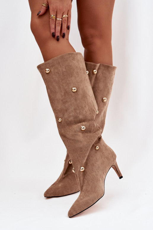 Botas longas femininas bege de salto fino com detalhes dourados Thaliane