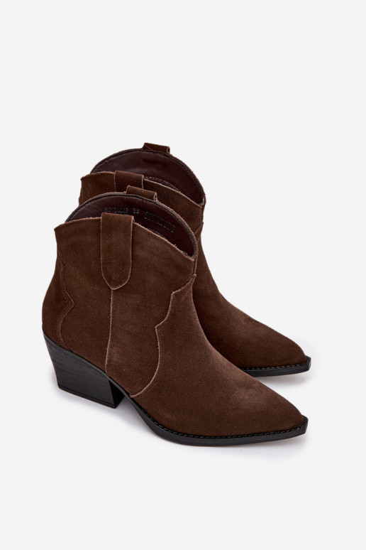 Um modelo atraente botas estilo coParaboy FemininoHabilitadoturalnego de camurçau CzekoladoParae Beretta