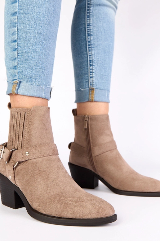 Botins cinzas com salto e fivelas...