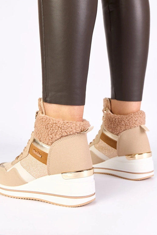 Botas de neve quentes na cor areia...