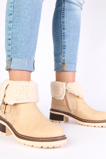 Botins na cor areia com...