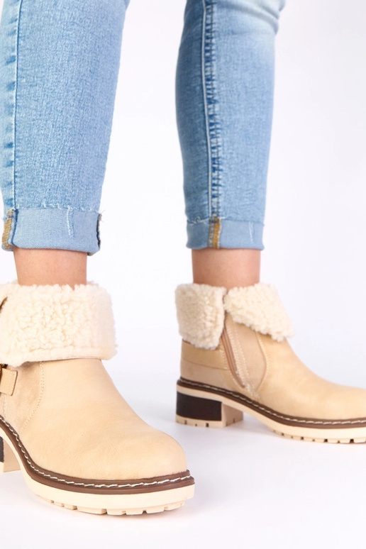 Botins na cor areia com salto...