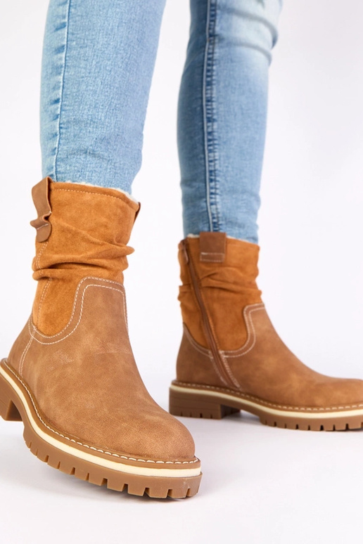 Botins marrons quentes com cano...